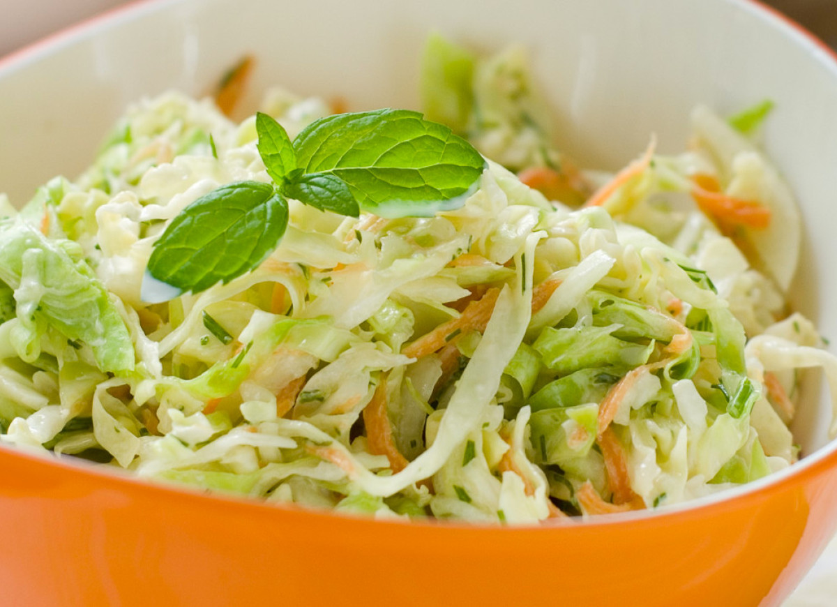 Surówka z kapusty i ogórka małosolnego