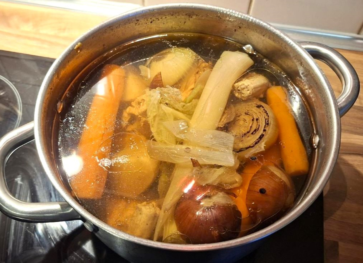rosół z pieczonego kurczaka