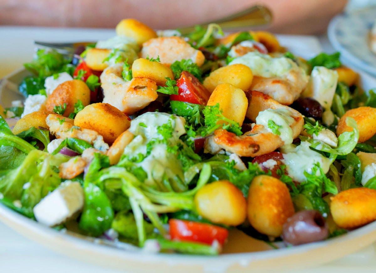sałatka grillowa z gnocchi