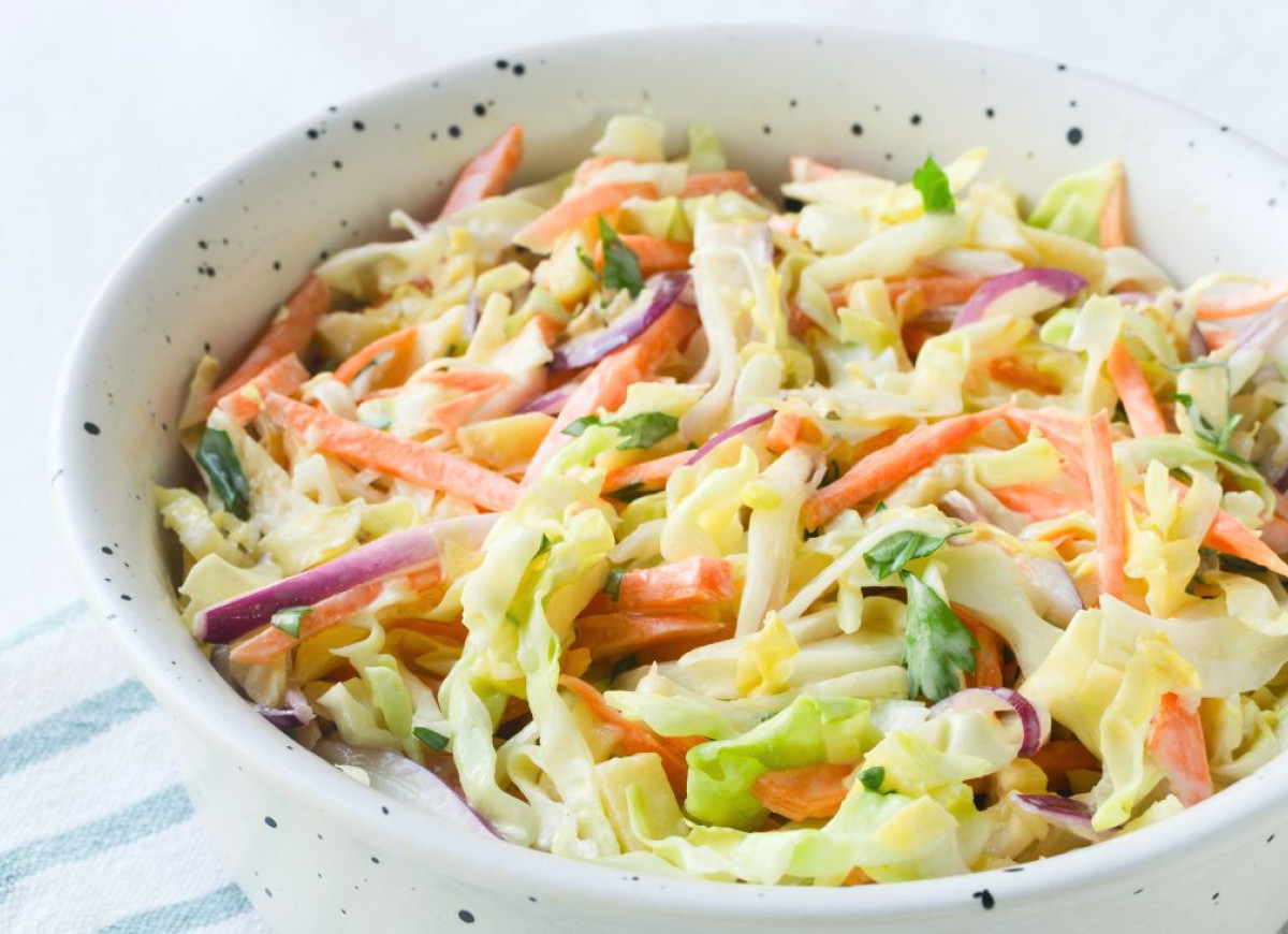 coleslaw z młodej kapusty i piklowanej cebuli