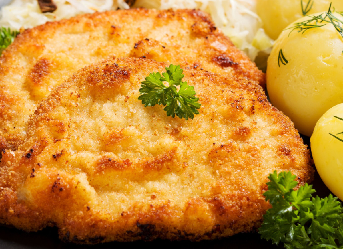 Kotlet schabowy z panierką cebulową