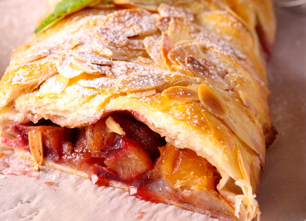 strudel z ciasta francuskiego ze śliwkami