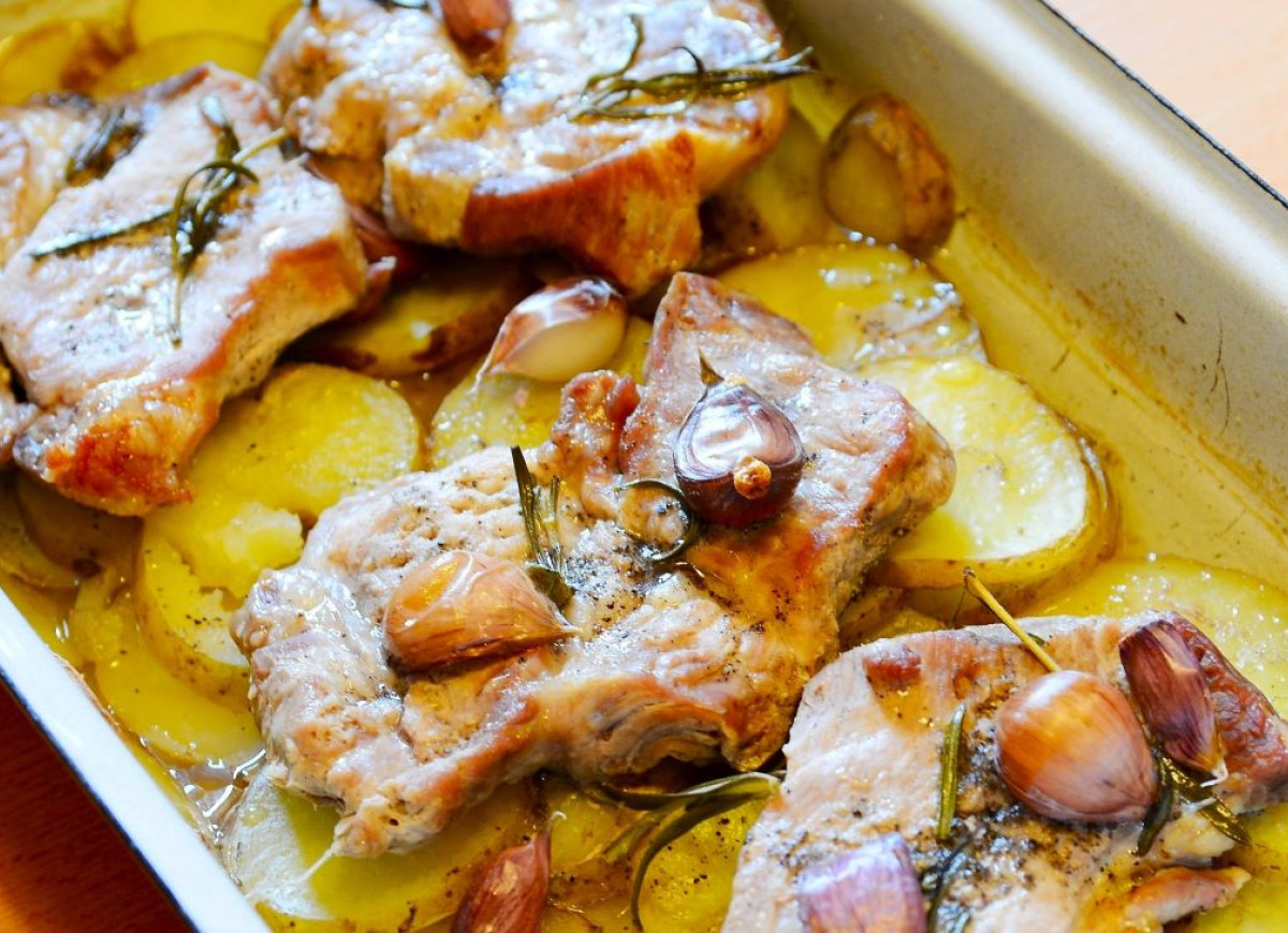 karkówka pieczona na ziemniakach