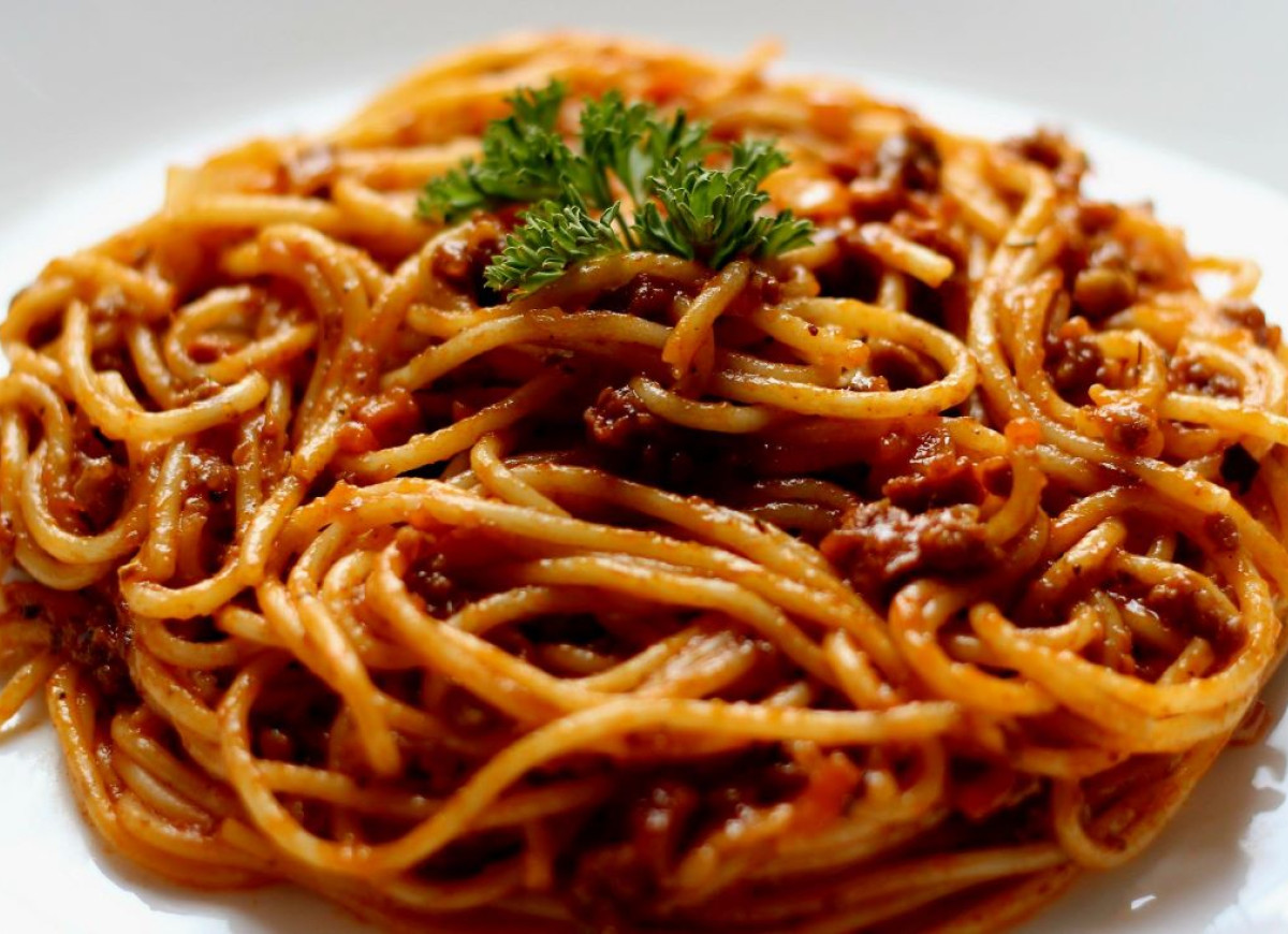 spaghetti z karmelizowaną cebulą
