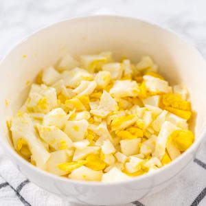 krojenie jajek do sałatki - trik