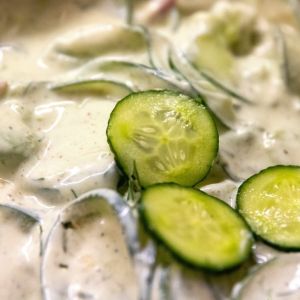 mizeria z sosem tahini