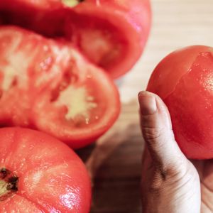 obieranie-pomidorow-ze-skorki