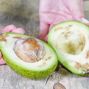 Czarne nitki na awokado