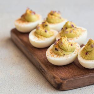 jajka-faszerowane-z-pistacjami