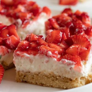 ciasto-z-truskawkami-i-ze-smietanowym-kremem