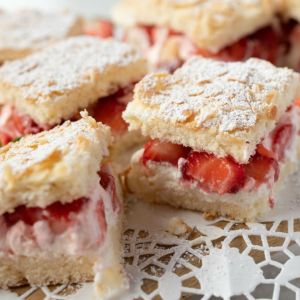 ciasto-z-truskawkami-na-biszkopcie