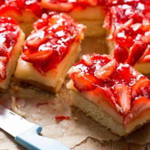 ciasto-z-truskawkami-budyniem-i-galaretka