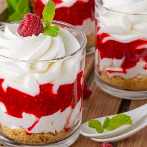 deser-z-malinami-i-bita-smietana