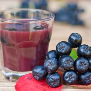 sok-z-aronii-bez-gotowania