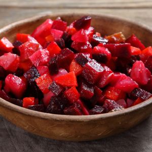 salatka-z-buraczkow-aronii-i-gruszki