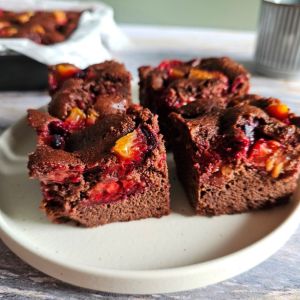 ciasto-czekoladowo-kawowe-ze-sliwkami