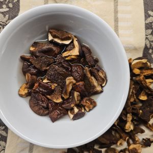 moczenie-suszonych-grzybow-w-bulionie