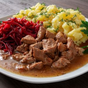 gulasz-z-ziemniakami-i-buraczkami