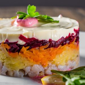 warstwowa-salatka-sledziowa