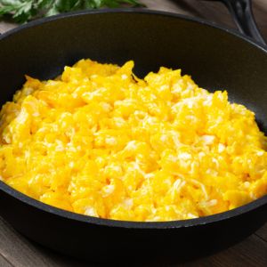 trik-na-puszysta-jajecznice-z-woda-gazowana