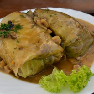 golabki-z-kasza-jaglana-i-sosem-grzybowym