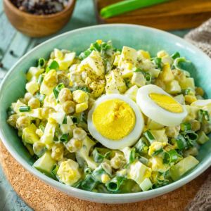wielkanocna-salatka-jajeczna-z-chrzanem