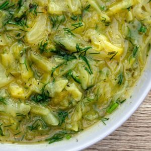 mloda-kapusta-zasmazana-z-jablkiem