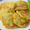 placki-z-cukinii-z-sosem