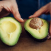 trik-na-krojenie-awokado-bez-noza_1