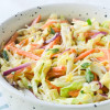 coleslaw-z-mlodej-kapusty-i-piklowanej-cebuli