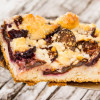 ciasto-ze-sliwkami-posypanie-kruchego-spodu-maka-i-cukrem