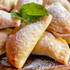 drozdzowe-pierogi-ze-sliwkami-i-czekolada